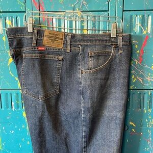 😎Wrangler. Jeans. Apx 44x32. M3